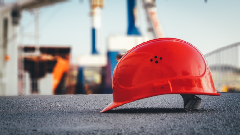 EPI capacete em uma construção civil